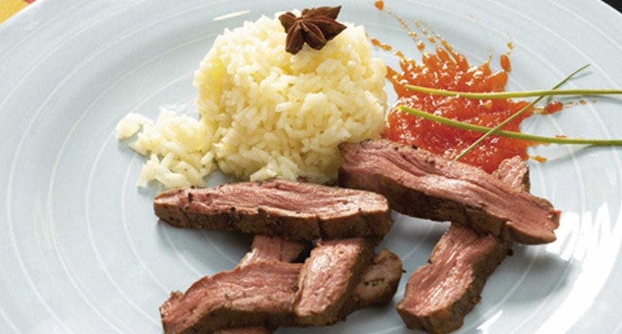 recipe image Peito de pato fumado com arroz perfumado de coco e aniz estrelado