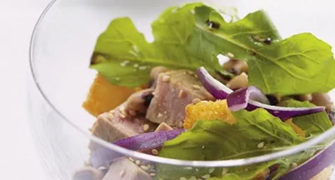 recipe image Atum fresco com salada de feijão frade e rúcula