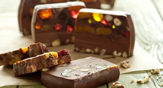 recipe image Bolo colorido de gomas e chocolate