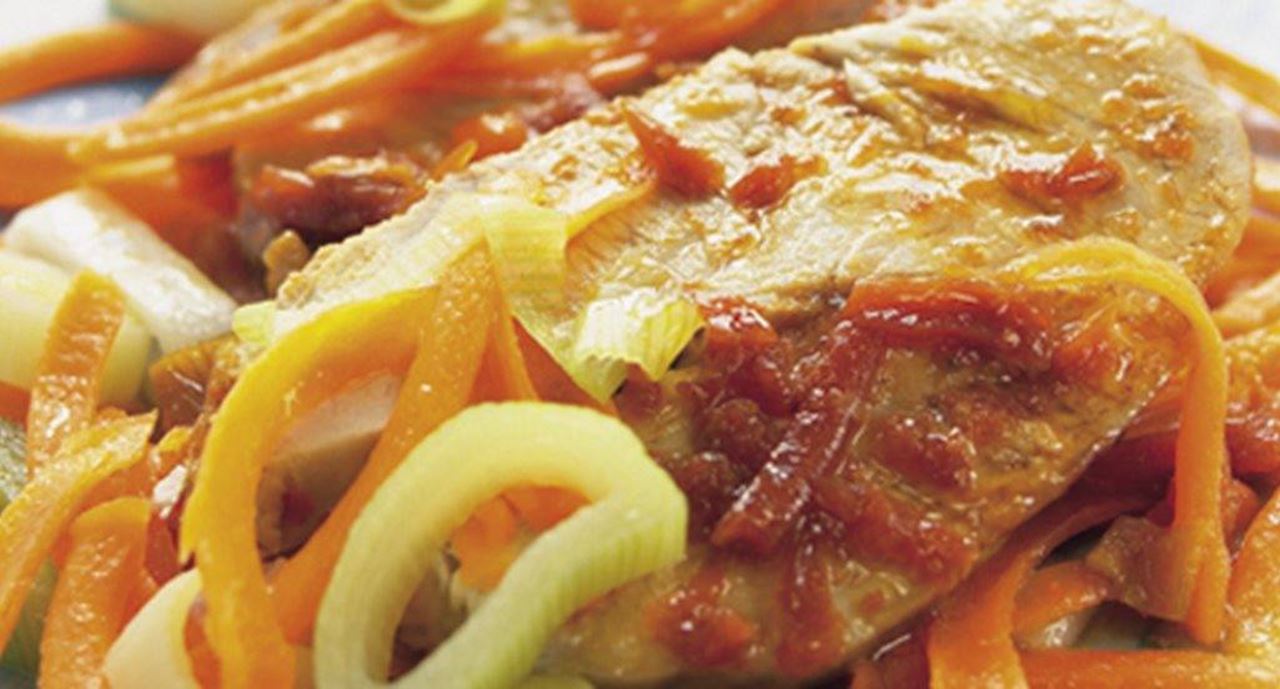 recipe image Peru estufado com alho francês e cenouras