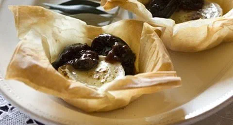 recipe image Taças de filo com chèvre e compota de ameixas secas com vinho tinto
