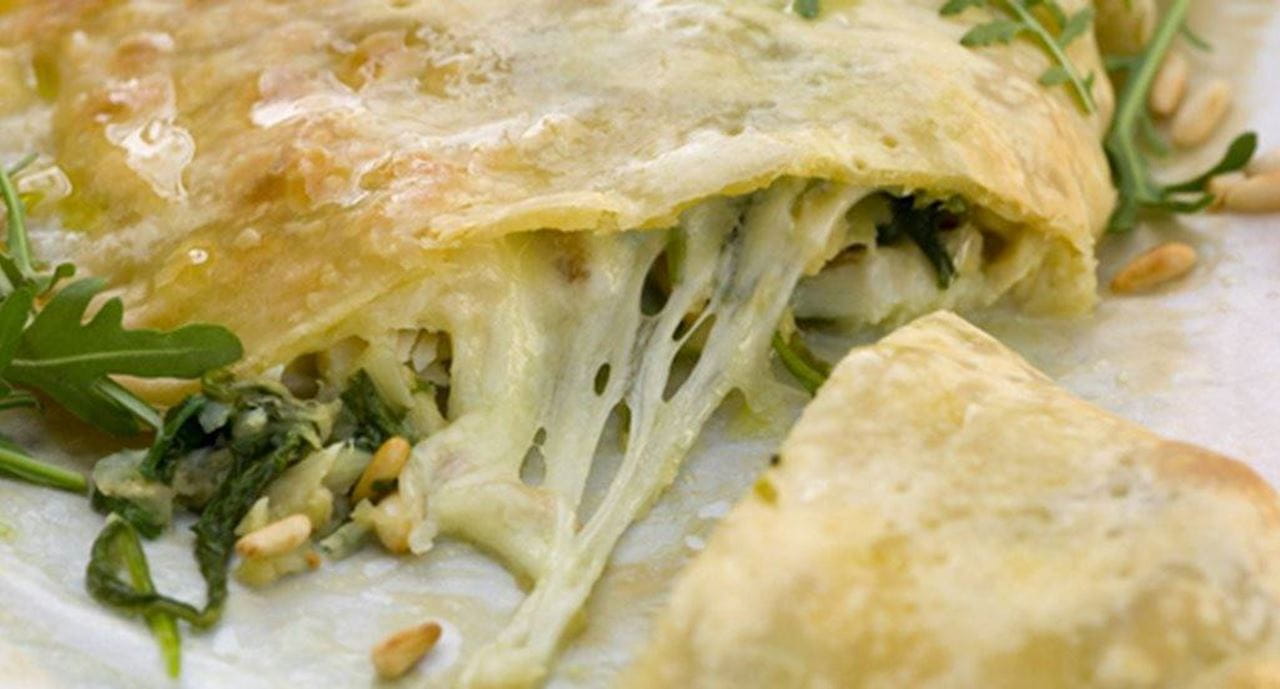 recipe image Calzone de bacalhau com rucula e mozzarella fresco