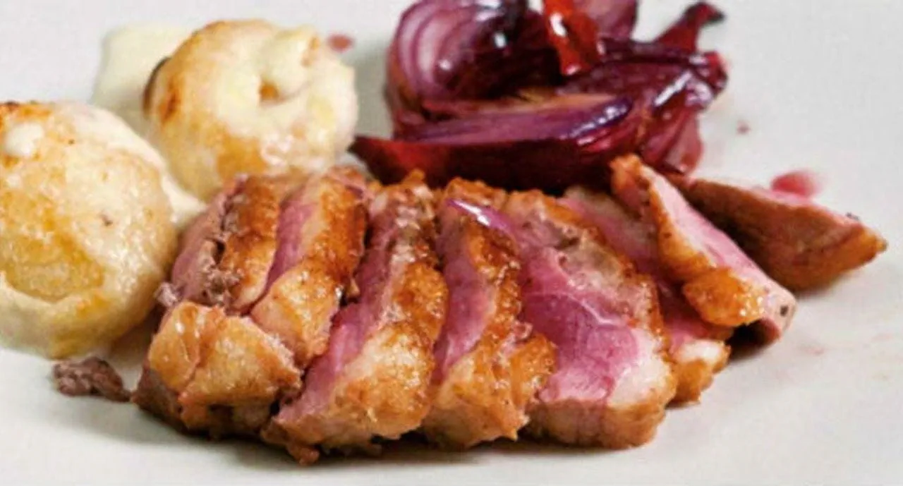 recipe image Magrets de pato com confit de cebola roxa e batatas gratinadas