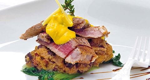 recipe image Tataki de vaca com migas de feijão preto e broa, sobre pak choy salteada