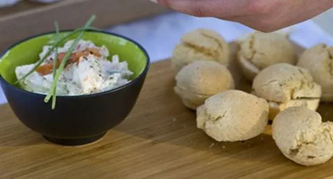 recipe image Pãezinhos rápidos com creme de queijo e salmão