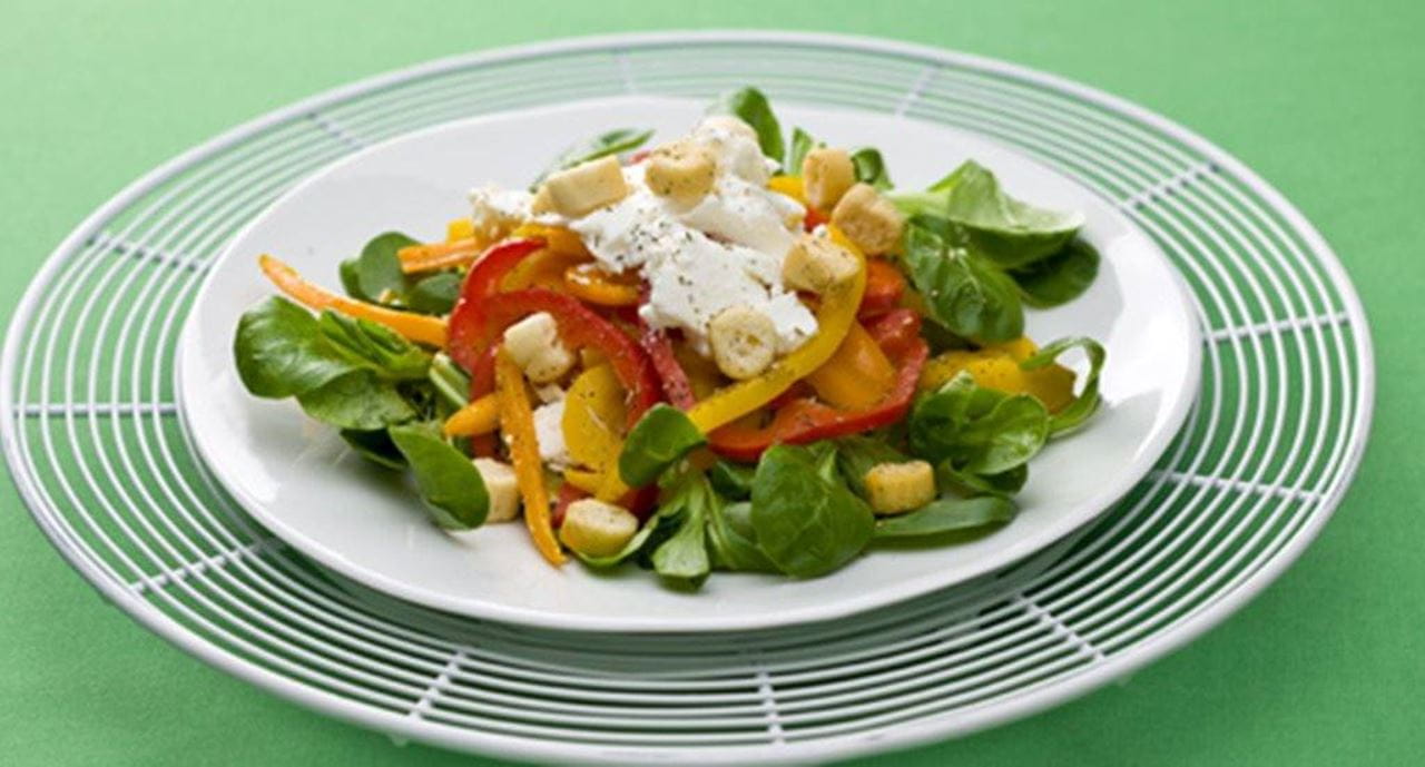 recipe image Salada de 3 pimentos com canónigos e requeijão