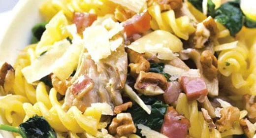 recipe image Massa com cogumelos, bacon e espinafres
