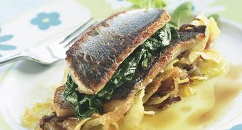 recipe image Filete de Robalo com Espinafres e Chips de Cebolada