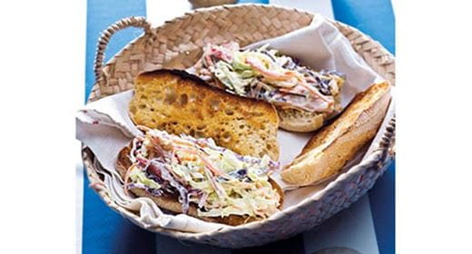 recipe image Coleslaw com delícias do mar sobre chapata