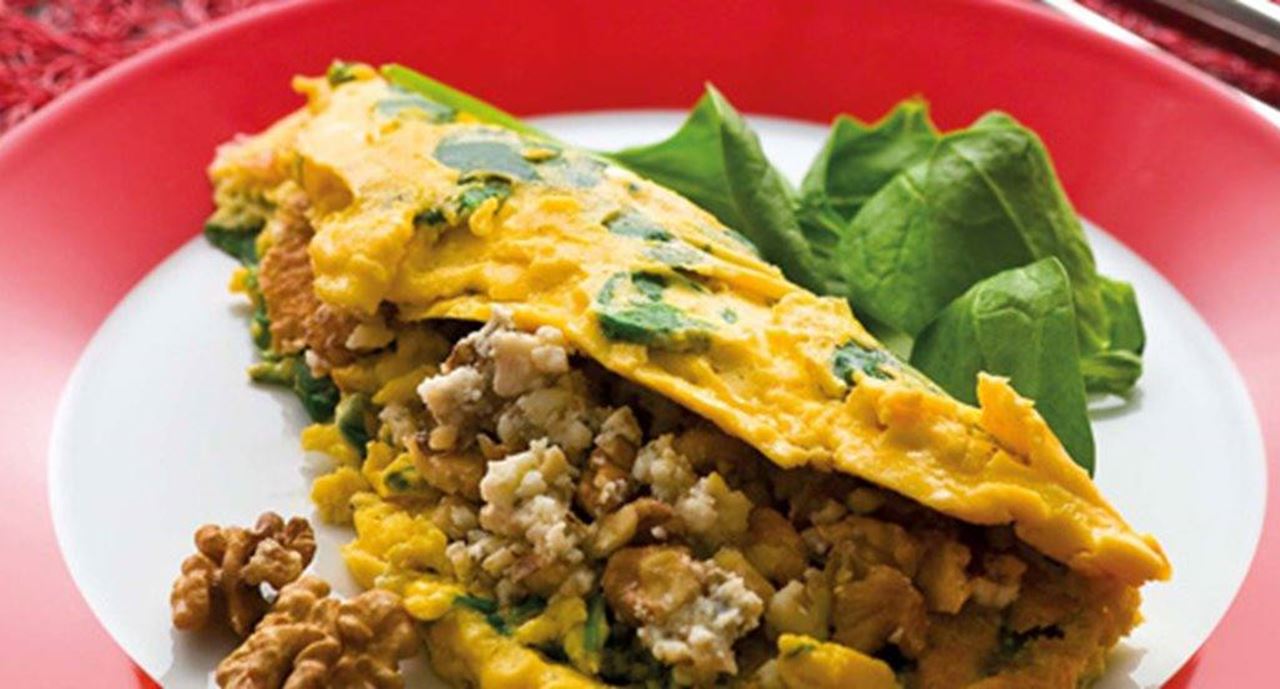 recipe image Omelete de queijo azul com nozes e espinafres