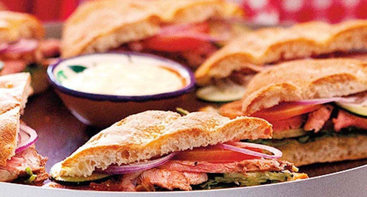 recipe image Sanduíches de pato em foccacia com cebola roxa, tomate e rúcula