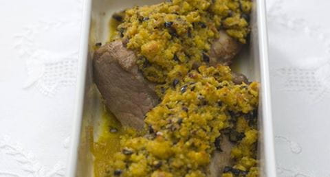 recipe image Lombinhos de porco com crosta de azeitona e broa