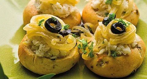 recipe image Pãezinhos de azeitonas com pasta de bacalhau