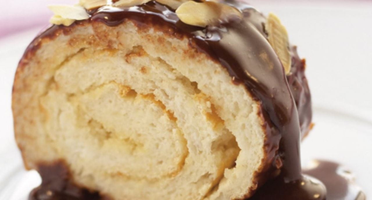 recipe image Torta de claras com molho de chocolate