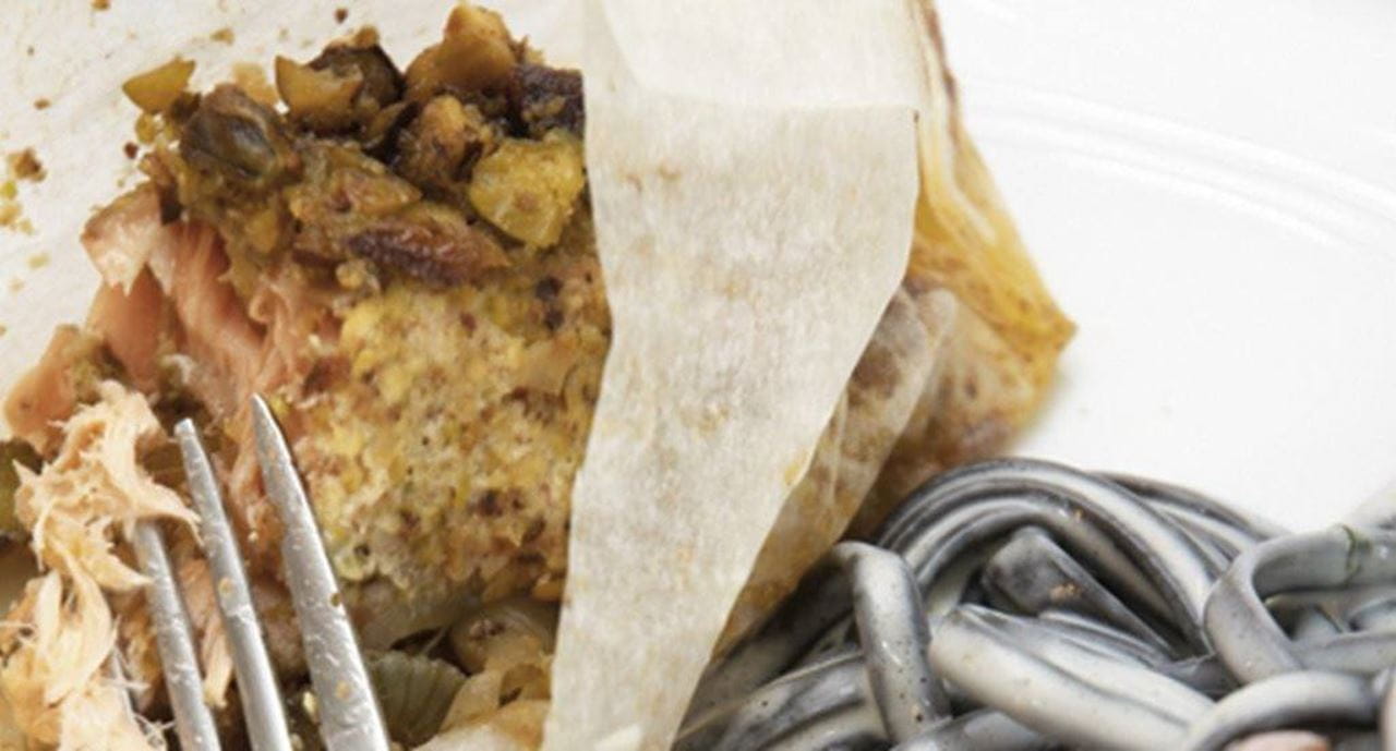 recipe image Salmão em robe de pistácios. com tagliatelli nero di sepia