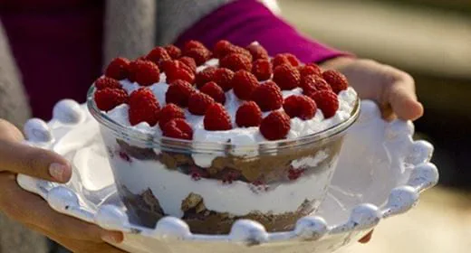 recipe image Mousse de chocolate em camadas com framboesas e natas