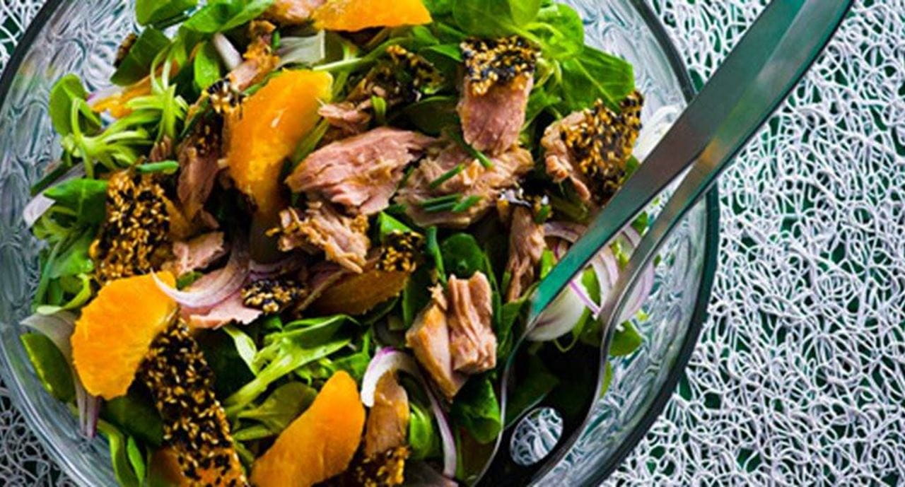 recipe image Salada de atum, laranja e canónigos com praliné de sésamo