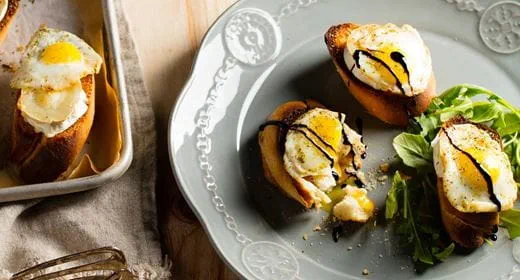 recipe image Tostas de Queijo Brie com Ovo de Codorniz e Orégãos