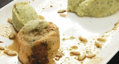 recipe image Lombo de salmão enrolado com espada preto e molho pesto