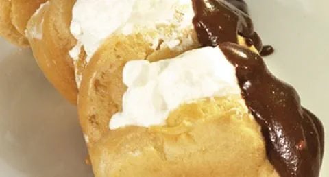 recipe image Profiteroles com chantilly e molho de chocolate