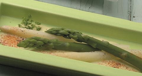 recipe image Duo de Espargos com Molho de Limão e Cerefólio