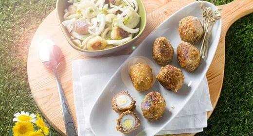 recipe image Ovos escondidos com salada de batata e funcho