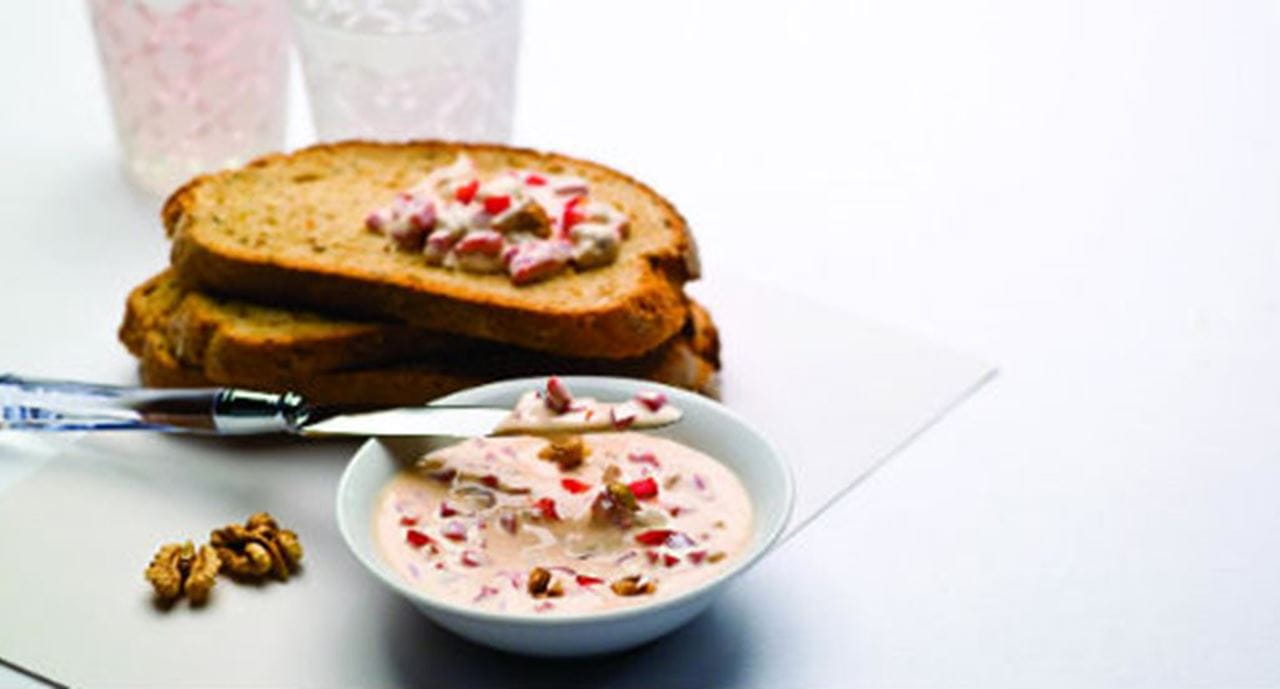 recipe image Pasta de queijo com pimento vermelho e nozes picadas