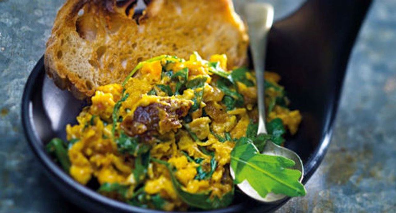 recipe image Ovos mexidos com farinheira e rúcula