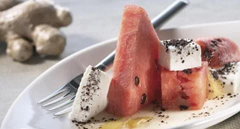 recipe image Melancia com Queijo Fresco e Calda de Gengibre