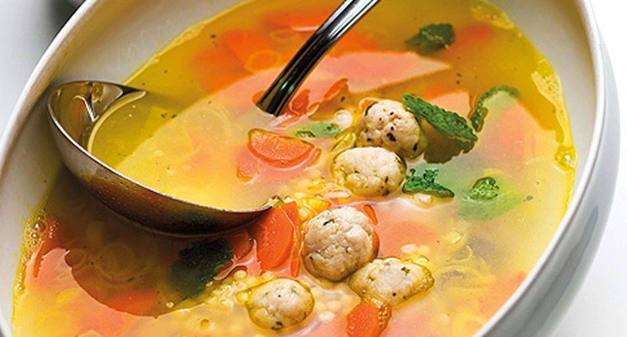 recipe image Caldo de legumes com almôndegas de frango e massinha cuscus
