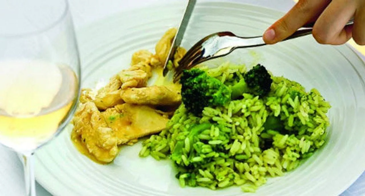 recipe image Tiras de frango em molho especial com arroz de brócolos  aromatizado