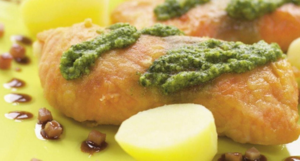 recipe image Lombos de salmão com molho de maçã e “pesto” de agrião e amêndoas