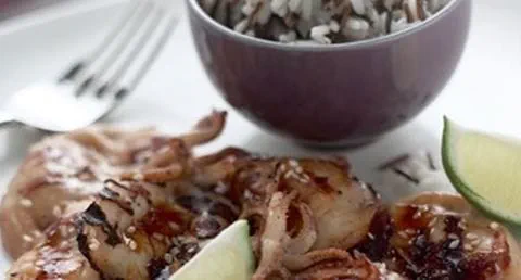 recipe image Lulas grelhadas à asiática com arroz selvagem de chá verde