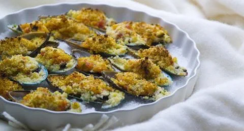 recipe image Mexilhões meia concha com crosta de broa