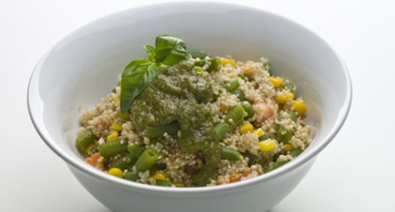 recipe image Salada de quinoa com pesto de manjericão e nozes