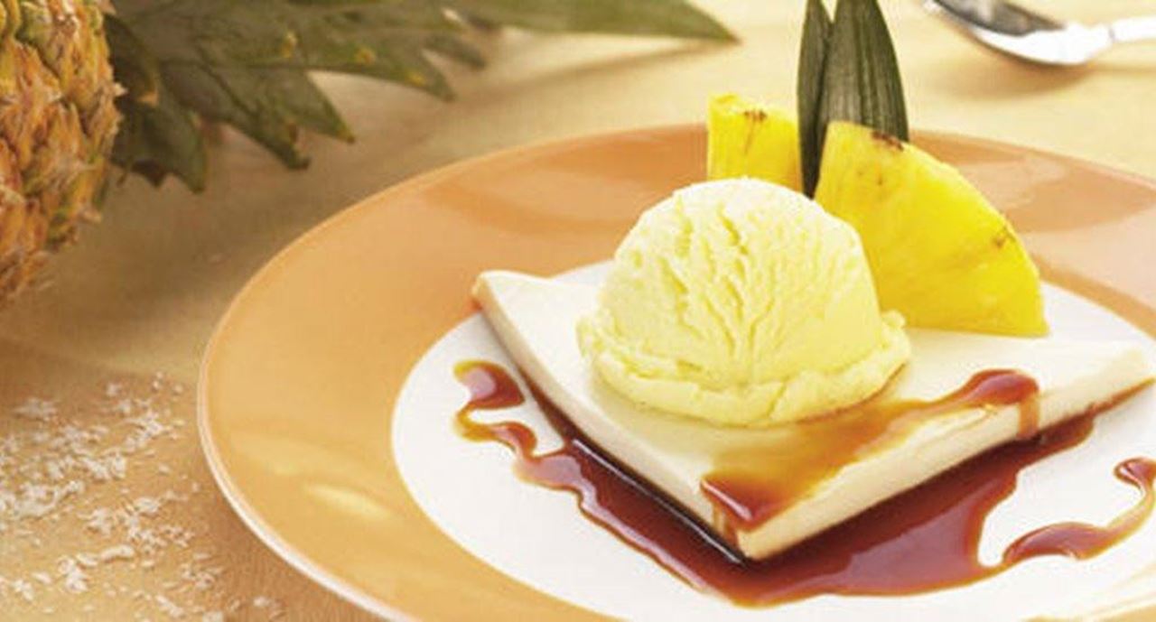 recipe image Sorvete de Ananás sobre Gelatina de Coco e Caramelo de Rum