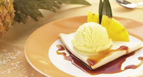 recipe image Sorvete de Ananás sobre Gelatina de Coco e Caramelo de Rum