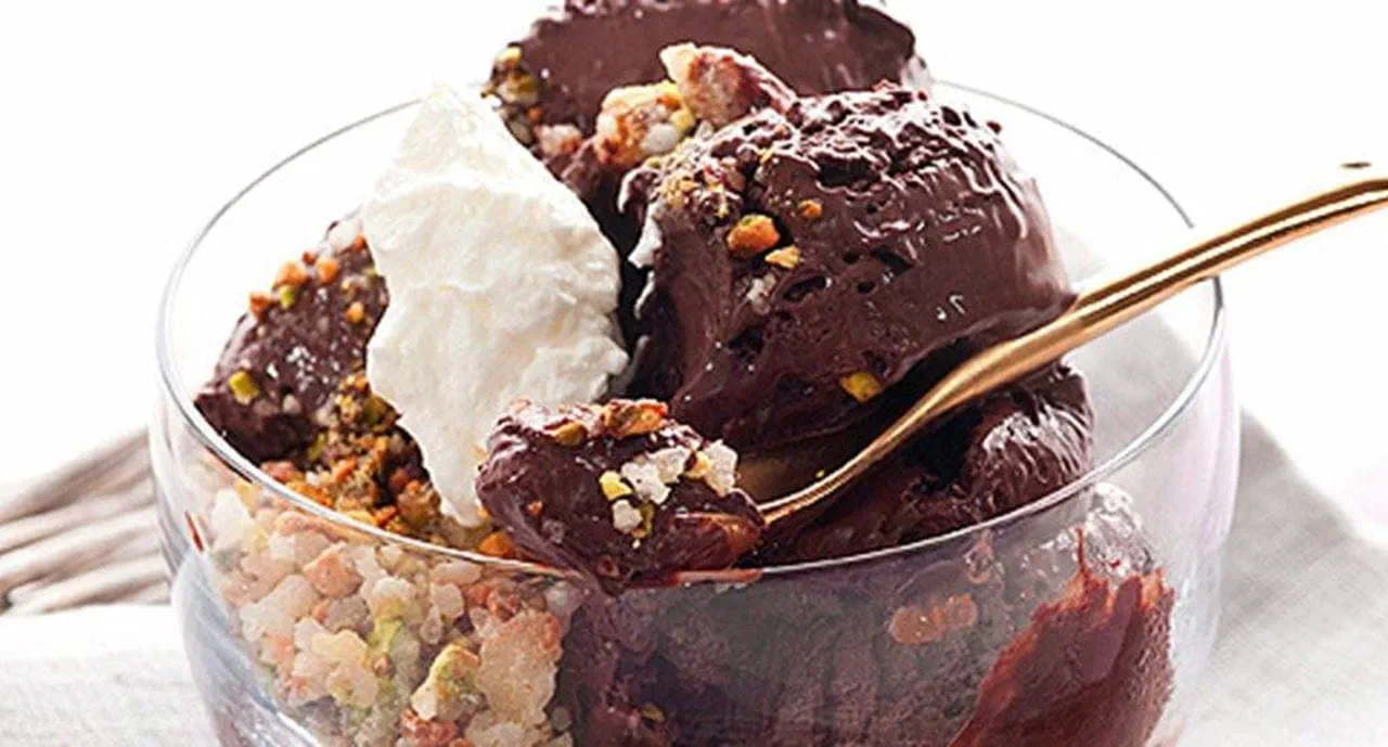 recipe image Gelado de chocolate com menta e praliné de pistácio