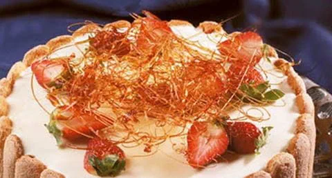 recipe image Charlotte de Queijo Fresco com Morangos