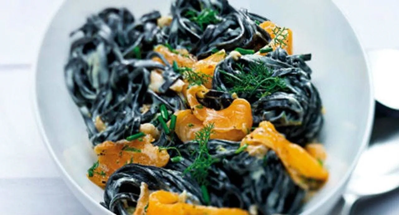 recipe image Fettucine negro com salmão marinado e molho de alcaparras