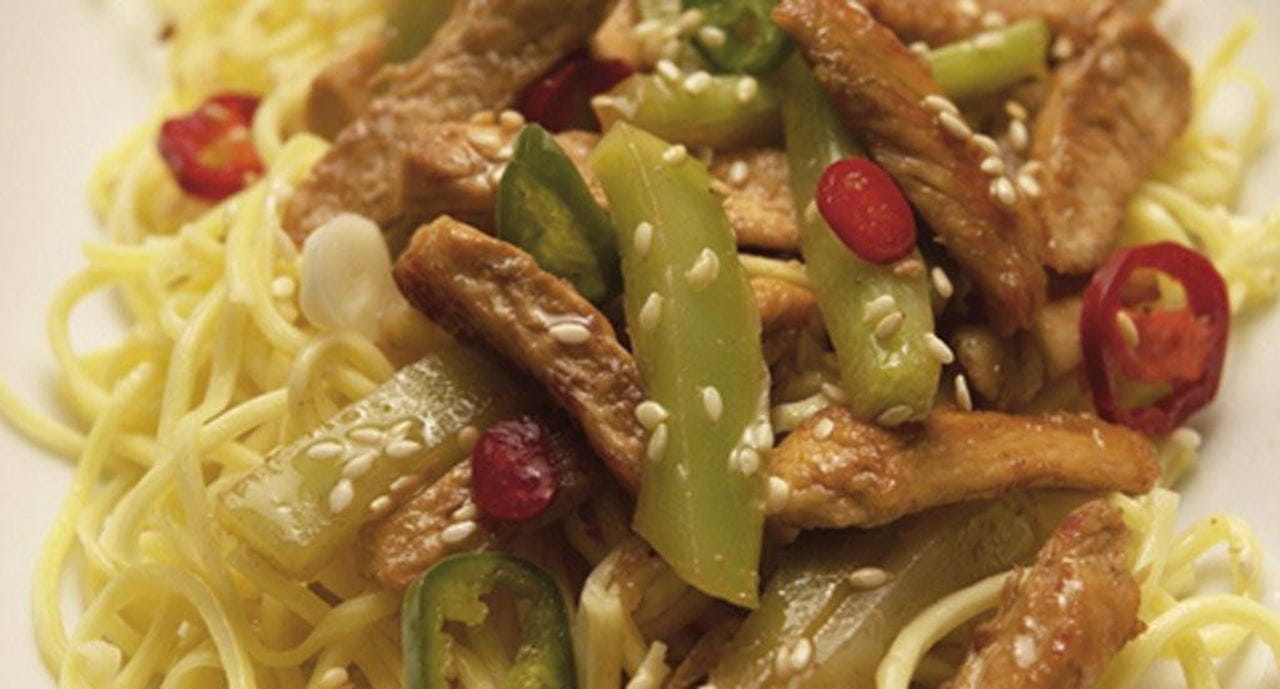 recipe image Tiras de frango com sementes de sésamo e vinagreta de malaguetas