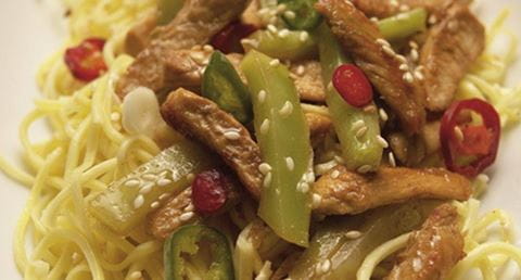 recipe image Tiras de frango com sementes de sésamo e vinagreta de malaguetas