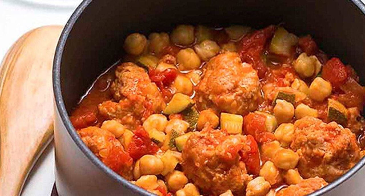 recipe image Jardineira de grão com almôndegas de porco