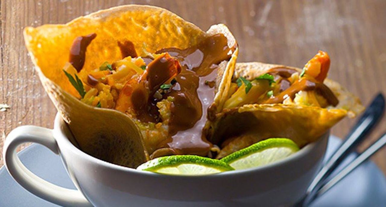 recipe image Crepes de cacau com camarão e molho de chocolate e pimentão