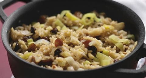 recipe image Arroz de Alho Francês com Passas e Pinhões