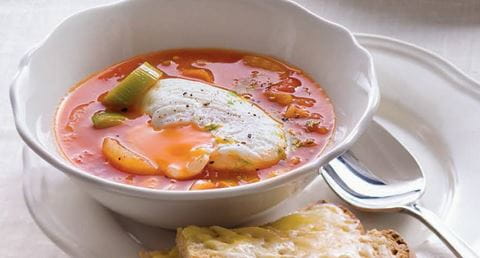 recipe image Sopa rica de tomate com ovos escalfados