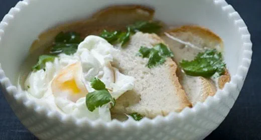 recipe image Caldo rápido de bacalhau com ovo escalfado e coentros