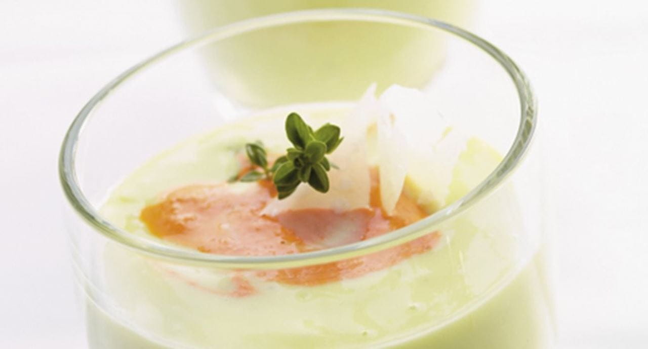 recipe image Sopa fria de abacate com pesto vermelho