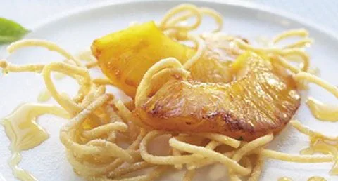 recipe image Abacaxi glaceado com esparguete frito e molho de mel