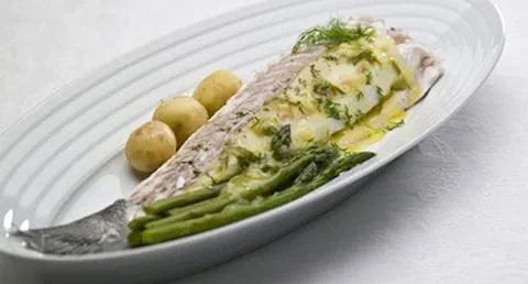 recipe image Robalo em caldo aromático com molho de laranja